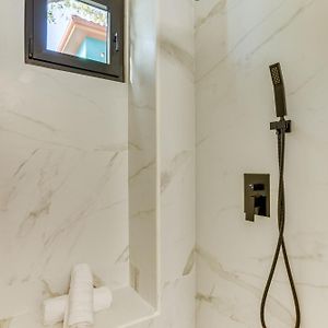 Deluxe Queen Suite